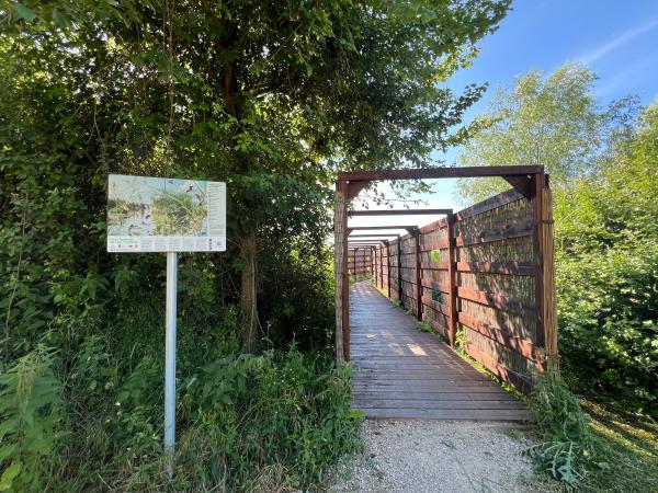 Embarcadère touristique de Punta di Braccio, point d'observation ornithologique du parc. Sur la gauche, un panneau d'information sur le parc